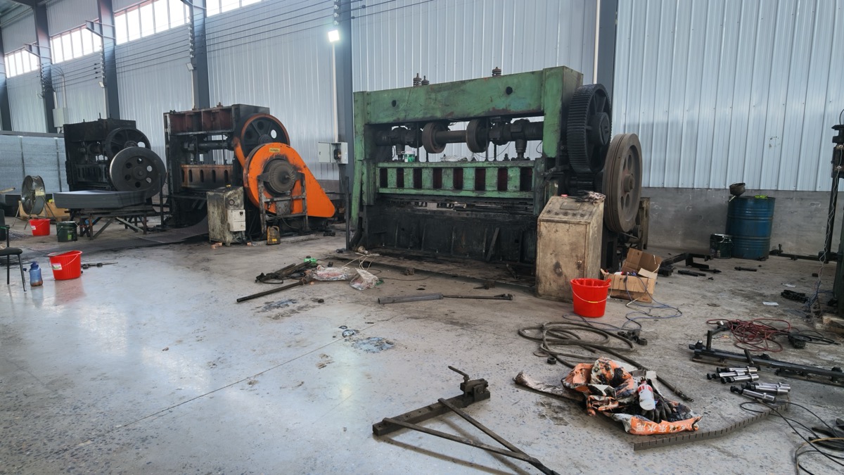 塔格钢板网焊接网车间