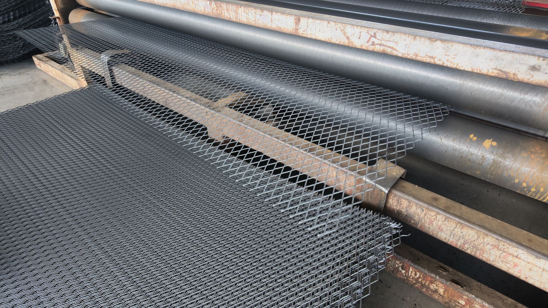 钢板网校平工序实拍